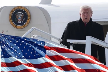 KONAČNO JE STIGAO, OČEKUJE SE OBRAĆANJE! Tramp u Davos stigao sa 20 ljudi