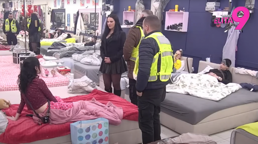 NIKO NIJE BEZBEDAN! OBEZBEĐENJE NA NOGAMA! Sandra Todić urnisala ove učesnike "Elite 9"! Doživela pomračenje, pa UNAKAZILA SVE PO BELOJ KUĆI!