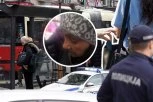 DRSKI POKUŠAJ KRAĐE U AUTOBUSU 31! Prišla ženi ognuta prekrivačem, pa gurnula ruku u tašnu! (FOTO)