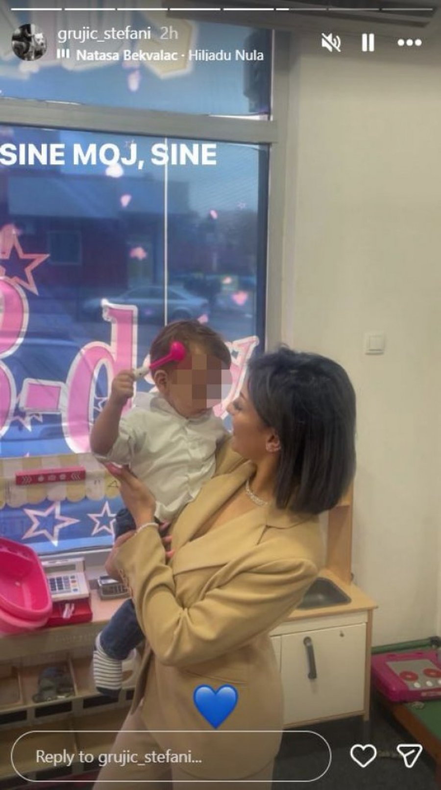 ŠOK! MLADA RIJALITI-MAMA ISTETOVIRALA CELU ZADNJICU! Jedan deo crteža IMA MOĆNO ZNAČENJE, evo kome je posvetila! (VIDEO)