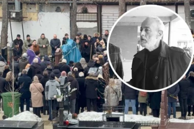 TEŽAK KRST I PESMA O STIDU! Nad grobom Miroslava Aleksića izgovorene reči koje JEŽE do kostiju! (FOTO)