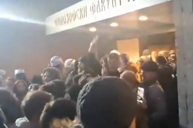 "DETE TI J.... ONO NAJMLAĐE"! Pogledajte novo nasilje blokadera na Filozofskom fakultetu u Novom Sadu i kako terorišu srpsku policiju! JEZIVO! (VIDEO)