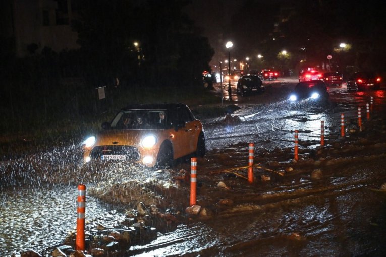 CYCLONE FROM THE ADRIATIC DROWNED THE REGION! Old town in Kotor underwater, tidal wave carries everything before it: Watch the HORRIFIC FLOODING FOOTAGE! (VIDEO)