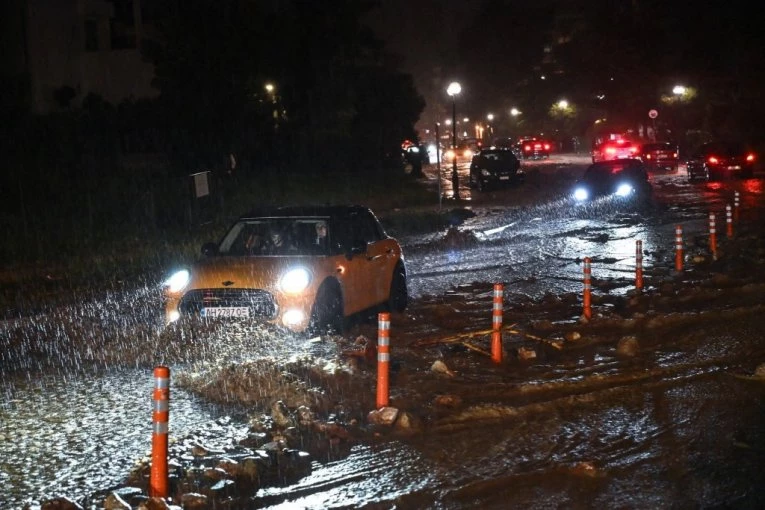 IMA I MRTVIH! Stravično nevreme kosi Grčku! Ulice pod vodom, bujice nose automobile, škole zatvorene, vlasti uputile UPOZORENJE građanima (FOTO)