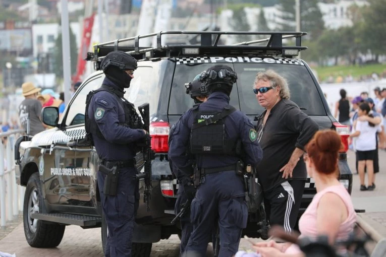 ZAR OPET? LUDAK UBIO NOŽEM PROLAZNIKA NA ULICI, DVOJE KRITIČNO! Ceo grad na nogama, policija zatvorila kvart