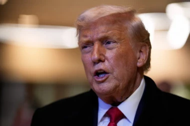 BRUKA U PROGRAMU UŽIVO: Režija videla da se TRAMP OVAKO OBUKAO, pa pustila stari snimak da ga zaštiti! USLEDIO JE HAOS (FOTO)