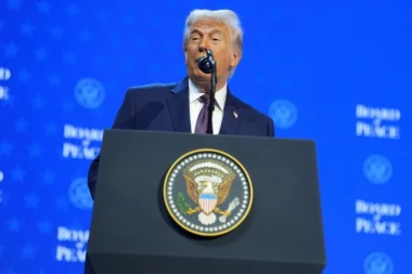 PAO POTPIS U DAVOSU! Tramp osnovao Odbor za mir, pa pomenuo Srbiju: Evo koji lideri razmatraju da daju MILIJARDU da se pridruže (VIDEO)