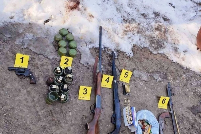 RUČNA BOMBA, LOVAČKA PUŠKA, REVOLVER! Hitno saopštenje MUP: Uhapšen muškarac (51), zaplenjen veliki arsenal oružja
