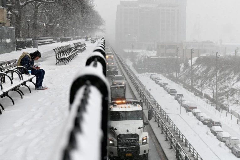 ZIMSKA OLUJA OKOVALA ZEMLJU! Temperatura pada i do -46 stepeni, izdata upozorenja na nestanke struje! Zatvorene i škole