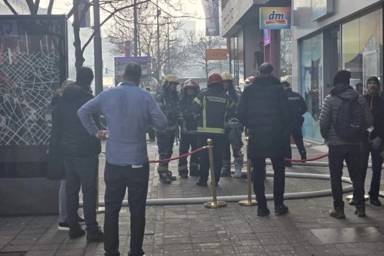 IZGOREO AUDI NA VRAČARU! Muškarac u Dubljanskoj ulici uhvaćen kako POLIVA VOZILO benzinom i beži!