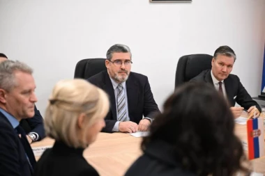 EU POSLANICI SUOČENI SA ISTINOM: Starović dočekao Piculu i ekipu izložbom o operaciji "Oluja": Ovo je istina koju Evropa ne sme da ignoriše!