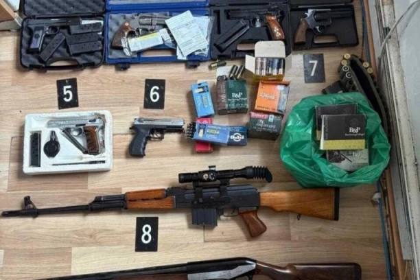 ARSENAL ORUŽJA, SNAJPER, MUNICIJA, KOKAIN! Velika akcija policije u Crnoj Gori, pogledajte šta je sve zaplenjeno! (FOTO)