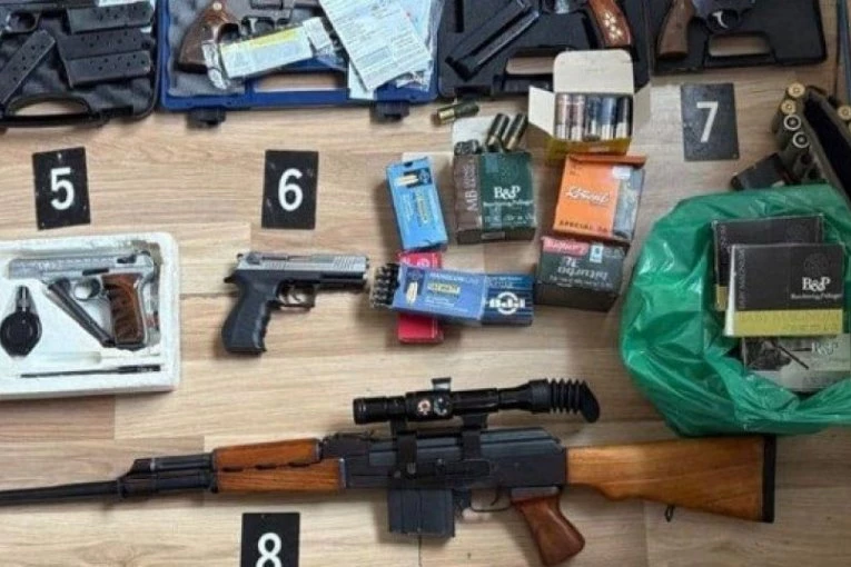 SPEKTAKULARNA AKCIJA POLICIJE! Snajperi, droga i municija zaplenjeni — uhapšena i ŽENA!