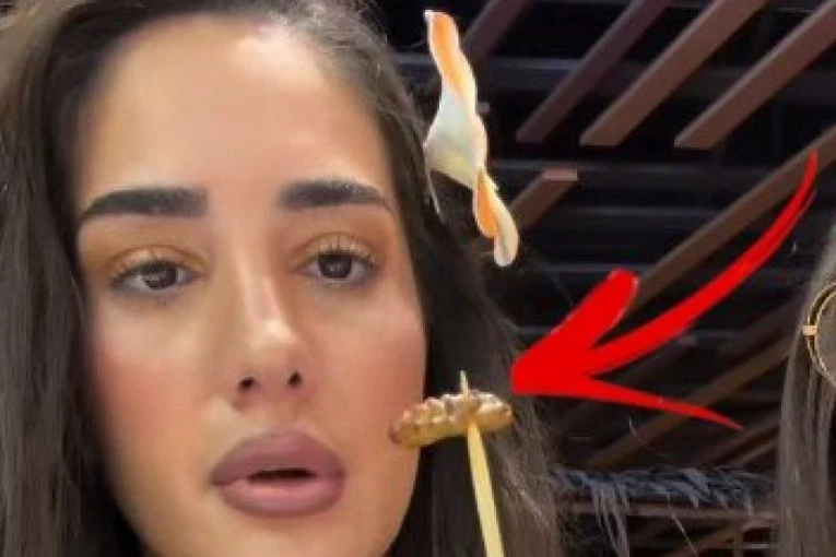 SNIMAK NA KOME ANĐELA ĐURIČIĆ STAVLJA OVO U USTA ZGROZIO JAVNOST! Ovo gledate na sopstvenu odgovornost! (VIDEO)