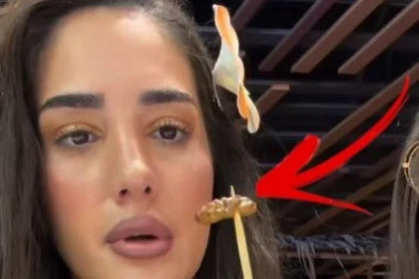 SNIMAK NA KOME ANĐELA ĐURIČIĆ STAVLJA OVO U USTA ZGROZIO JAVNOST! Ovo gledate na sopstvenu odgovornost! (VIDEO)