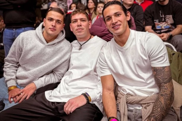 SCENA KOJA TERA SUZE NA OČI: Mihini sinovi bodre Zvezdu usred Italije! (FOTO/VIDEO)