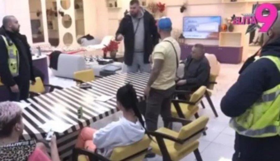 GAĐAO JE HRANOM PA POČEO DA JE ČUPA! Obezbeđenje prati Janjuša u stopu, Jovana URLA NA SAV GLAS!