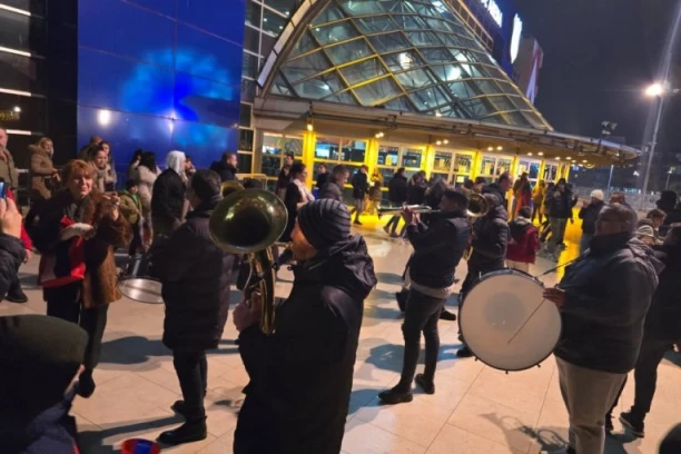 LUDNICA ISPRED ARENE: Srbi uz trubače slave plasman u finale Evropskog prvenstva! (VIDEO)