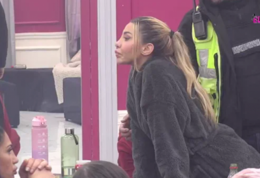 OBEZBEĐENJE OPKOLILO ELITU, ANELI DIVLJA PO KUĆI: Nakon Anite, nasrnula na Kačavendu, uputila MONSTRUOZNE pretnje! (FOTO)