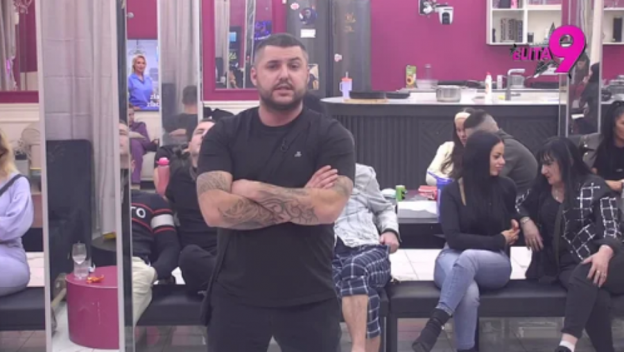 ASMIN OBRISAO PATOS STANIJOM, OTKRIO KOLIKO JU JE PLAĆAO MESEČNO: Starleta dobijala novac samo da prestane da se SKIDA!