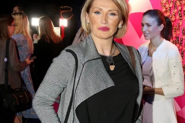 NAŠA PEVAČICA OBOLELA OD BOLESTI ZA KOJU NEMA LEKA: Povukla se s estrade, a danas izgleda potpuno drugačije, OVO je morala da uradi!