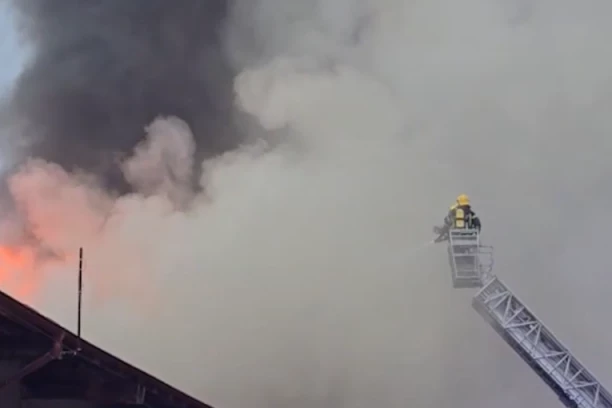 VATRA GUTA SVE PRED SOBOM! Situacija je ozbiljna! Požar u Novom Pazaru se širi munjevitom brzinom - ide pravo na toplanu! (VIDEO)
