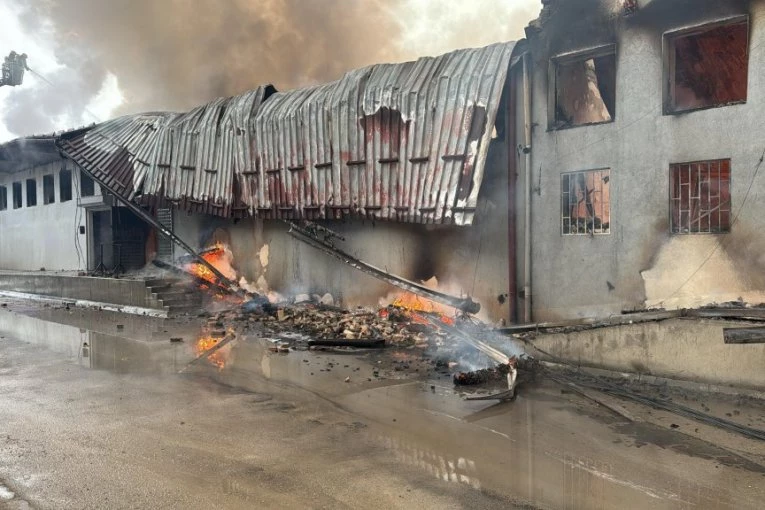 IZGORELO SVE DO TEMELJA! Buktinja uništila industrijski kompleks u Novom Pazaru - NI KAMEN NIJE OSTAO ČITAV! (FOTO, VIDEO)