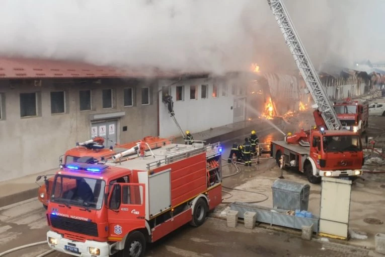 SUMNJA SE DA JE OVO UZROK POŽARA U NOVOM PAZARU! Sve je krenulo iz prostorije za otpad, gust dim prethodio vatrenoj stihiji! (FOTO, VIDEO)