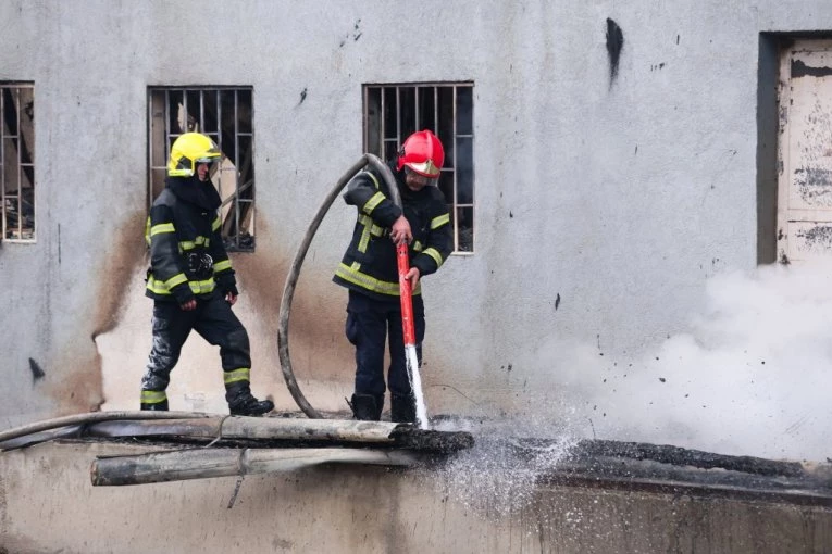 STRAVIČAN POŽAR U SEDMOSPRATNICI, NAJMANJE 17 POVREĐENIH: Više od 100 vatrogasaca na ulicama prestonice, potpuni haos!