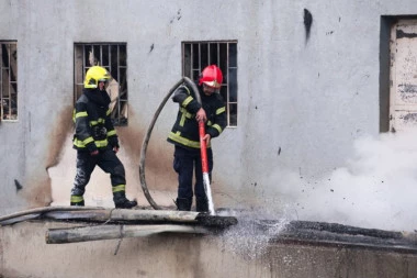 STRAVIČAN POŽAR U SEDMOSPRATNICI, NAJMANJE 17 POVREĐENIH: Više od 100 vatrogasaca na ulicama prestonice, potpuni haos!