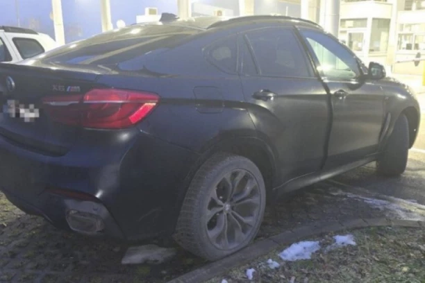 PODGORIČANKA SELA U BESNI DŽIP, PA JOJ GA ODUZELI NA GRANICI! Evo zašto je ostala bez vozila! (FOTO)