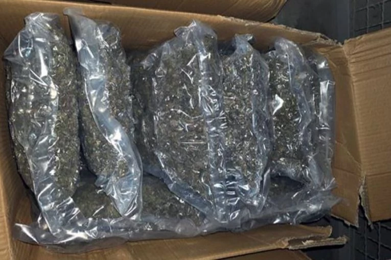 U BEOGRADU ZAPLENJENO OKO 100 KILOGRAMA MARIHUANE! Droga bila upakovana u 10 kutija, diler uhapšen!