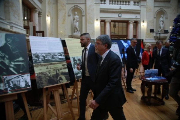 MORALIZOVANJE BEZ ODGOVORA: Picula o tuđim žrtvama govori glasno, a od pitanja o Jasenovcu beži kao "đavo od krsta"!