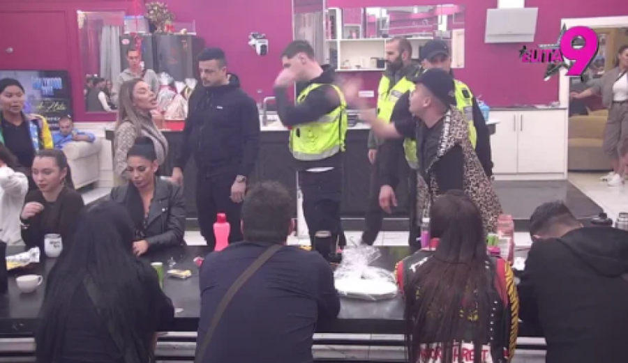 MONSTRUOZAN OKRŠAJ U "ELITI", OBEZBEĐENJE OPKOLILO BELU KUĆU, HITNO PREKINUT PROGRAM NA PINKU: Voditeljka jedva nastavila emisiju!