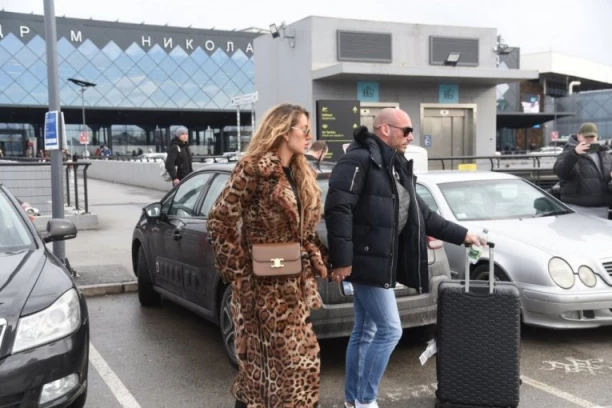 HAOS NA AERODROMU ZBOG TEE TAIROVIĆ: Sletela sa suprugom Ivanom u Beograd, pogledajte kako sada IZGLEDAJU! (VIDEO)