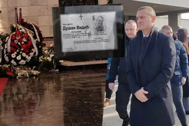 OVO JE SVIMA PROMAKLO: Evo ko je bio najveći oslonac Nemanji Vidiću tokom sahrane brata Dušana! (FOTO)