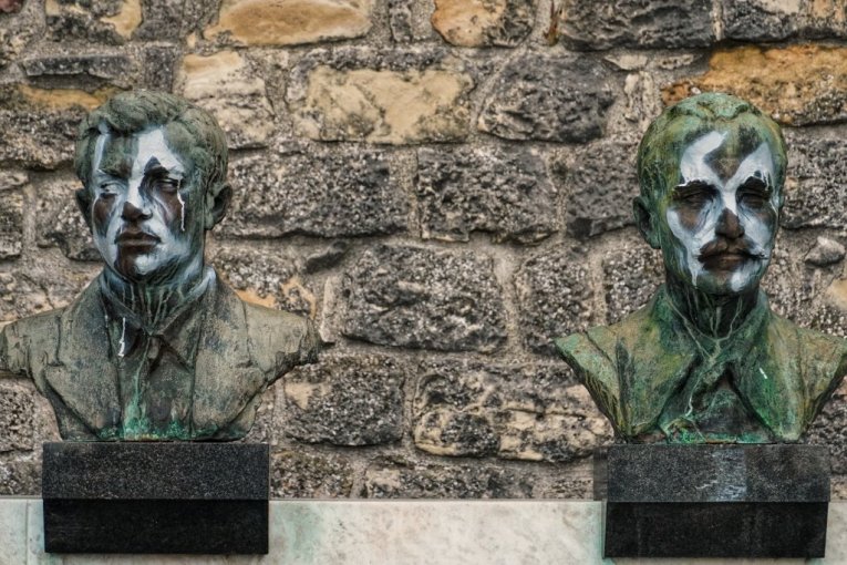 Spomenici narodnih heroja išarani nacističkim simbolima