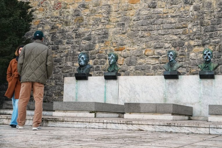 Spomenici narodnih heroja išarani nacističkim simbolima