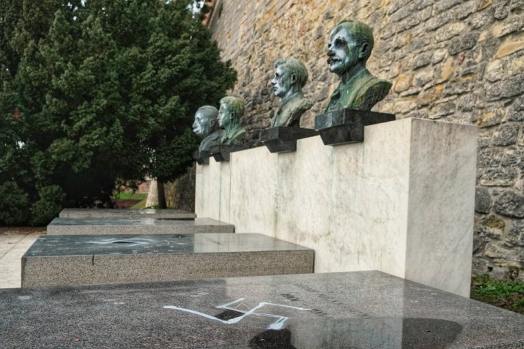 Spomenici narodnih heroja išarani nacističkim simbolima