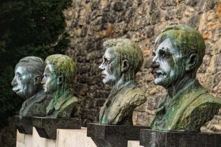 Spomenici narodnih heroja išarani nacističkim simbolima