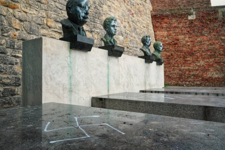 Spomenici narodnih heroja išarani nacističkim simbolima