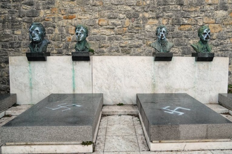 Spomenici narodnih heroja išarani nacističkim simbolima