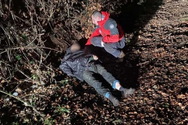 CELU NOĆ PROVEO U SUROVIM USLOVIMA, NAĐEN U VEOMA TEŠKOM STANJU! GSS pronašao i spasao nestalog muškarca kod Surdulice! (FOTO)