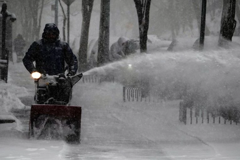 TOTALNI KOLAPS ŠIROM AMERIKE! Blizu milion ljudi bez struje, varedno stanje uvedeno u više država, prodavnice prazne...! PETORO MRTVIH, A TEK JE POČELO! (FOTO, VIDEO)