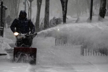 TOTALNI KOLAPS ŠIROM AMERIKE! Blizu milion ljudi bez struje, varedno stanje uvedeno u više država, prodavnice prazne...! PETORO MRTVIH, A TEK JE POČELO! (FOTO, VIDEO)
