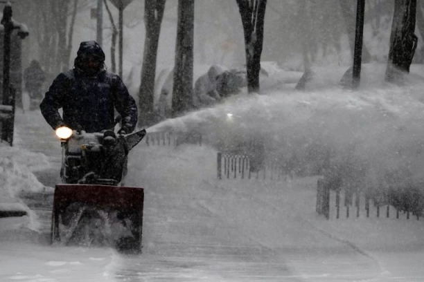 TOTALNI KOLAPS ŠIROM AMERIKE! Blizu milion ljudi bez struje, varedno stanje uvedeno u više država, prodavnice prazne...! PETORO MRTVIH, A TEK JE POČELO! (FOTO, VIDEO)