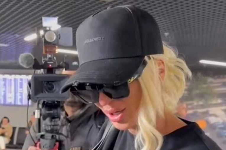 JELENA KARLEUŠA STIGLA U SRBIJU U JEKU DRAME SA TOŠIĆEM! Pevačica izazvala POTPUNI KOLAPS na aerodromu! (VIDEO)