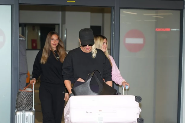 JELENA KARLEUŠA STIGLA U SRBIJU U JEKU DRAME SA TOŠIĆEM! Pevačica izazvala POTPUNI KOLAPS na aerodromu! (VIDEO)