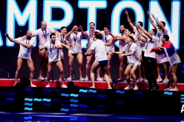 LUDNICA NA TRGU: Evo kako Srbija slavi titulu evropskog prvaka u vaterpolu! (VIDEO)