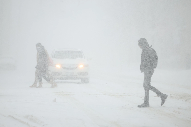 SMRTONOSNA OLUJA NASTAVLJA DA ODNOSI ŽIVOTE: Ljudi padaju na ulicama od jezive hladnoće, milioni bez struje, a sad im preti i TORNADO